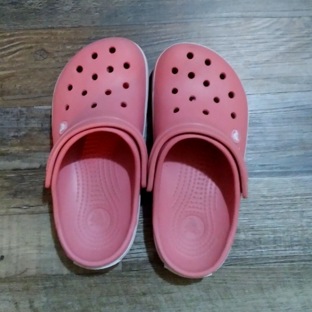 Women's size 6, men's size 4// pink crocs